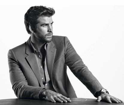 Liam Hemsworth posa en exclusiva para ICON con camisa y chaqueta, las dos, Emporio Armani. El reloj es Breitling.