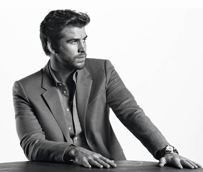 Liam Hemsworth posa en exclusiva para ICON con camisa y chaqueta, las dos, Emporio Armani. El reloj es Breitling.