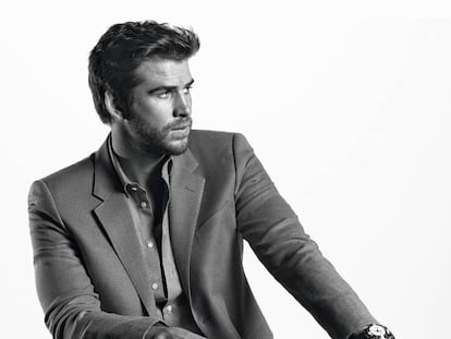 Liam Hemsworth posa en exclusiva para ICON con camisa y chaqueta, las dos, Emporio Armani. El reloj es Breitling.