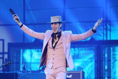 El cantante de Jane's Addiction Perry Farrell en un momento de la actuación de la banda estadounidense durante la segunda jornada del festival de música Mad Cool que se celebra en las instalaciones de la Caja Mágica de Madrid.