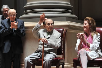El juez Carlos Fayt se despide de los empleados de la Corte Suprema, el 15 de diciembre de 2015.