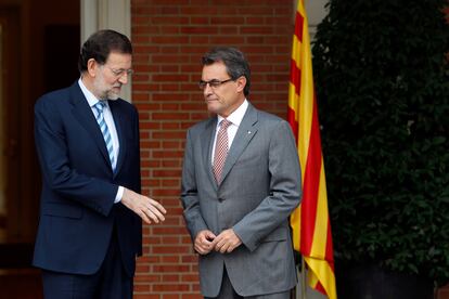 El entonces presidente del Gobierno, Mariano Rajoy, recibe al presidente de la Generalitat de Cataluña, Artur Mas, en La Moncloa, en septiembre de 2012.  