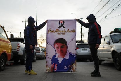 Personas sostienen un retrato de Jean Miranda Ibaceta, en Rancagua.