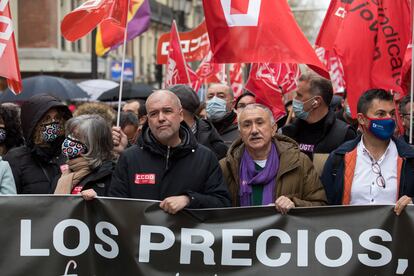 Los secretarios generales de CC OO, Unai Sordo (izquierda), y de UGT, Pepe Álvarez, el 23 de marzo en una manifestación en Madrid.