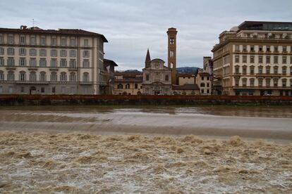 Al menos cuatro personas han muerto en la Toscana, tres de ellas arrastradas por el agua mientras iban en un vehículo.