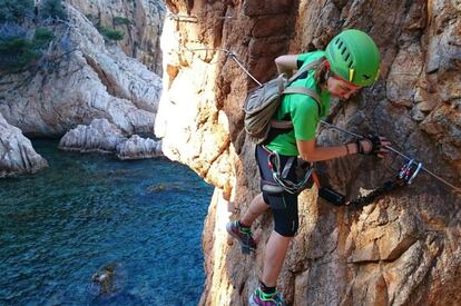 En plena Costa Brava, entre las calas de Molí y Aola, se encuentra esta ferrata única, pues transcurre por un acantilado. Con las cristalinas aguas del Mediterráneo de fondo, la baja dificultad del recorrido la han convertido en una de las más populares de España. La ruta (480 metros), serpenteante y colgada sobre el mar, incluye puentes tibetanos, grapas metálicas y cadenas que permiten caminar en travesía. Inicio: Mirador de les Triadores (carretera de Sant Feliu de Guíxols a Sant Pol). Tiempos: 2 horas. Dificultad: Media baja (apta para niños). Alquiler de material en el Kayak Center del puerto de Sant Feliu (www.kayakguixols.com).