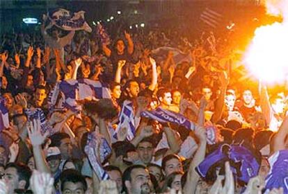 Miles de aficionados celebran en la noche del miércoles la hazaña del Recreativo.