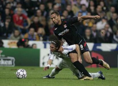 Sergio Ramos cae empujado por Carew.