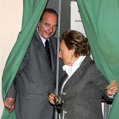 El presidente Jacques Chirac vota junto a su esposa, Bernadette, en Sarran, en el suroeste de Francia.