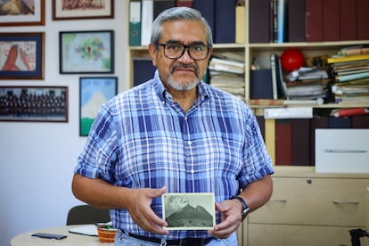 Hugo Delgado posa con una postal del Monte Vesubio, volcán italiano, en su oficina en el Instituto de Geofísica de la UNAM.