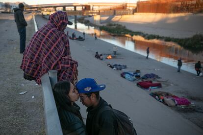 Una pareja de jóvenes venezolanos se reconforta a orillas del río Bravo, en Ciudad Juárez, México. 