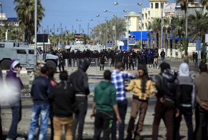 Un grupo de manifestantes se enfrenta a la policía hoy en Port Said.