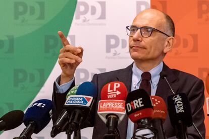 El líder del Partido Democrático, Enrico Letta, comparece en la sede de su partido en Roma, este lunes.