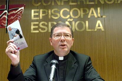 El secretario general de la Conferencia Episcopal Española, Juan Antonio Martínez Camino, ayer en Madrid.