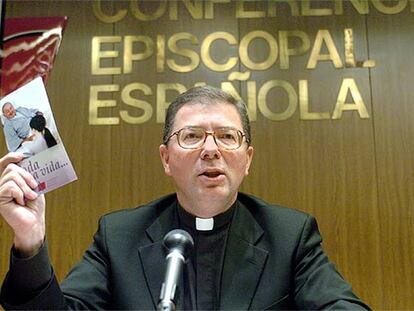 El secretario general de la Conferencia Episcopal Española, Juan Antonio Martínez Camino, ayer en Madrid.