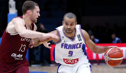 Tony Parker, ante el marcaje del lituano Strelkieks.