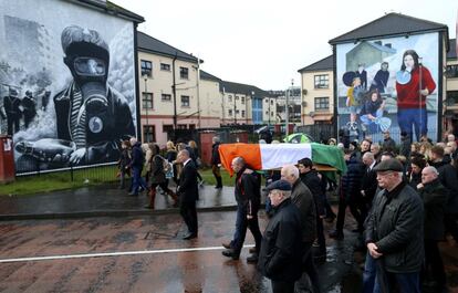 Republicanos irlandeses cargan el ataúd de Martin McGuinnes en Londonderry (Irlanda del Norte), el 21 de marzo de 2017. El exjefe militar del IRA, que lideró la reconciliación con Gran Bretaña y fue viceprimer ministro de Irlanda del Norte durante una década, murió a los 66 años.