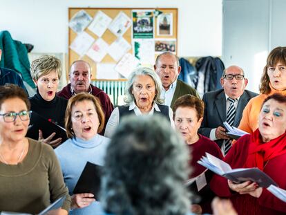 Ensayo del Coro de Fuentearmegil, en Soria, que actuará el 11 de febrero en el Vaticano.