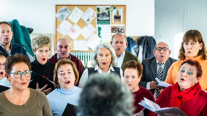 Ensayo del Coro de Fuentearmegil, en Soria, que actuará el 11 de febrero en el Vaticano.