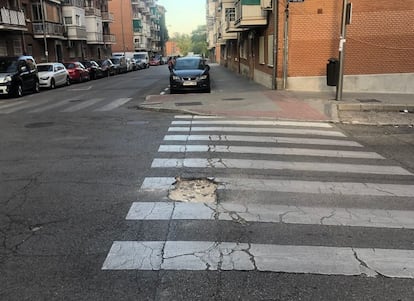 El agujero en el paso de peatones entre la calle de Río Nervión y la de Luis Ruiz de Madrid.