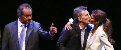 Macri recibe el beso de su esposa mientras Scioli saluda al p&uacute;blico tras el debate electoral del pasado 18 de noviembre. 