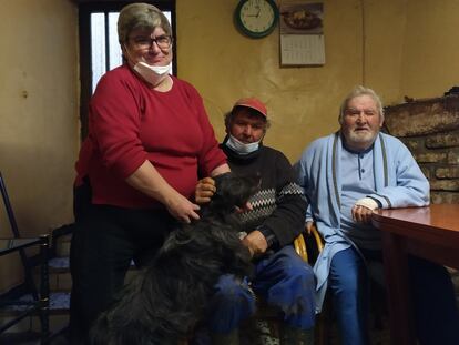 Fina, Martín y Rupercio Lahoz, con su perro, 'Satanás', en su casa de Azuara (Zaragoza) el viernes.