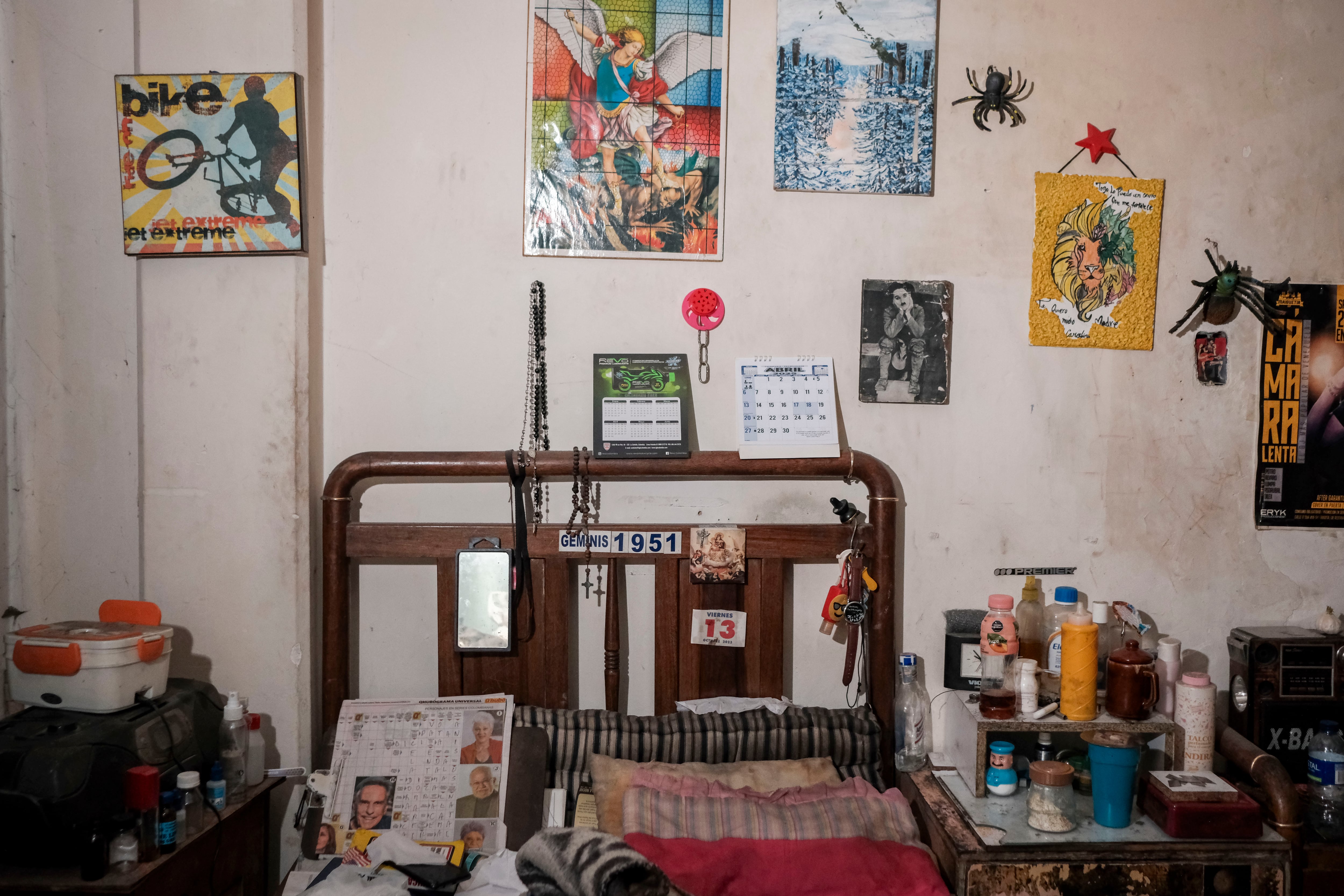 Objetos que decoran el la habitación de Deiro González.