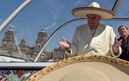 El papa Francisco durante su recorrido por la explanada del Zócalo de Ciudad de México, después de su ceremonia de ceremonia de bienvenida en el Palacio Nacional.