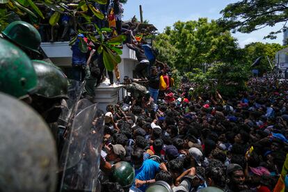 El primer ministro del país, Ranil Wickremesinghe, ha impuesto el toque de queda en la Provincia del Oeste, donde se ubica Colombo, la capital, y ha decretado el estado de emergencia en toda la isla. En la foto, los manifestantes asaltan la oficina del primer ministro de Sri Lanka, Ranil Wickremesinghe, exigiendo su renuncia, este miércoles. En el momento del asalto, Wickremesinghe no se encontraba en su interior.