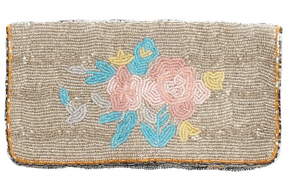 Rosa: cartera de mano con adornos dorados y estampado de flores. Es de Top Shop (28 euros).