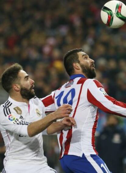 Arda Turan y Carvajal luchan por un balón en la ida.