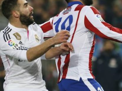 Arda Turan y Carvajal luchan por un balón en la ida.