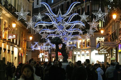 Las calles madrile?as, como la del Carmen, reciben a la Navidad engalanadas con miles de luces que le dan un aspecto ms calido y festivo.