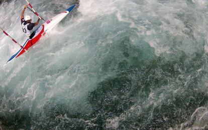 El francés Tony Estanguet durante el entrenamiento de Slalom de canoa.