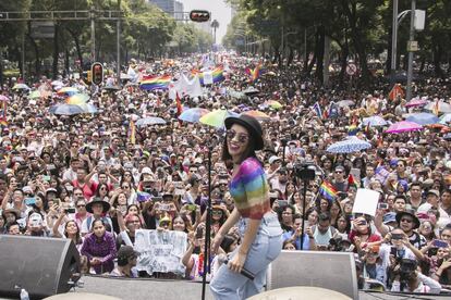 A Cidade do México, a primeira cidade da América Latina a reconhecer o casamento entre pessoas do mesmo sexo, celebra uma festa do Orgulho LGBT que está em ascensão (no ano passado, atraiu cerca de 175 mil pessoas). A festa tem música, diversão e um desfile que este ano aconteceu no dia 23 de junho, no Anjo da Independência, e comemorou quatro décadas de vida sob o slogan "40 anos de liberdade. Nós não vamos desistir!". É tradição que casais se casem durante a marcha, que incorpora cada vez mais letras à diversidade de sua sigla: LGBTTTI (lésbica, gay, bissexual, transgênero, travesti, transexual, interssexual). Na imagem, Melissa Robles, do grupo mexicano Matisse, durante a Parada de 2016. Mais informações: facebook.com/MarchaLGBTCDMX/