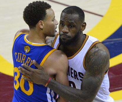 LeBron James felicita a Stephen Curry.