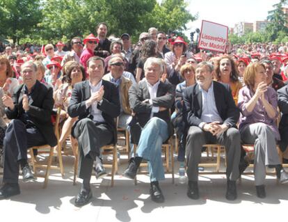 El expresidente Felipe González participa hoy en un acto electoral en Aluche junto a Tomás Gómez y Jaime Lissavetzky