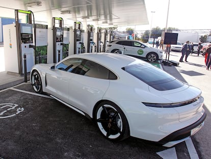 Centro de recarga de coches eléctricos instalado en Elche por Iberdrola.