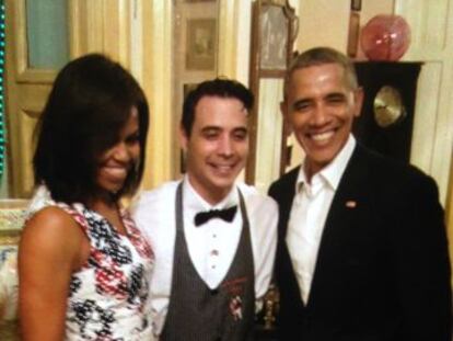 Los Obama con su camarero, Reinier Mely, anoche en La Habana.