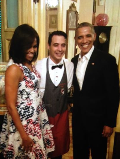 Los Obama con su camarero, Reinier Mely, anoche en La Habana.