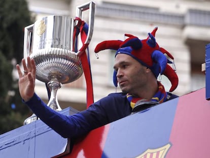 Iniesta, emocionat, durant la rua.