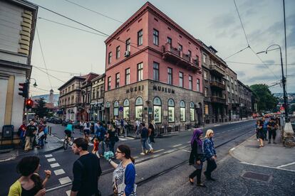 Paseantes junto al puente Latino de Sarajevo, donde fue asesinado el archiduque Francisco Fernando en 1914.