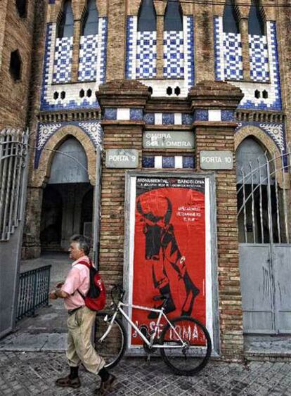 Cartel anunciador de la corrida de José Tomás prevista para hoy en la plaza de toros Monumental de Barcelona