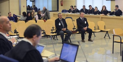 El ex director general de la CAM Roberto L&oacute;pez Abad (i) y el exdirectivo Juan Ram&oacute;n Avil&eacute;s (d), durante el juicio celebrado hoy en la Audiencia Nacional por el cobro irregular de dietas y la concesi&oacute;n de pr&eacute;stamos a este &uacute;ltimo, con la petici&oacute;n fiscal 4 y 2 a&ntilde;os y medio de prisi&oacute;n, respectivamente. 