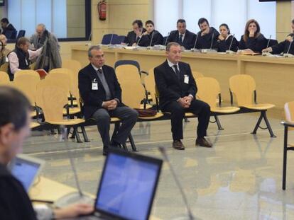 El ex director general de la CAM Roberto L&oacute;pez Abad (i) y el exdirectivo Juan Ram&oacute;n Avil&eacute;s (d), durante el juicio celebrado hoy en la Audiencia Nacional por el cobro irregular de dietas y la concesi&oacute;n de pr&eacute;stamos a este &uacute;ltimo, con la petici&oacute;n fiscal 4 y 2 a&ntilde;os y medio de prisi&oacute;n, respectivamente. 