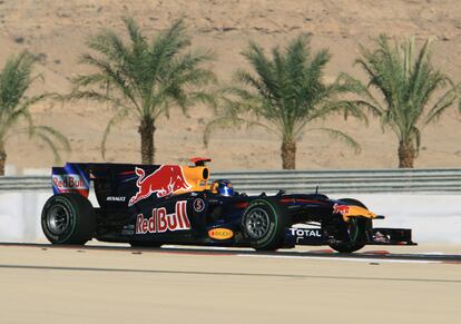 Vettel ha mandado en Bahrein hasta la vuelta 35 aunque los problemas mecánicos  le han hecho perder posiciones