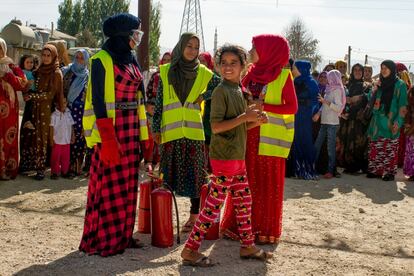 Las voluntarias en primeros auxilios aprenden cómo identificar las lesiones o lo qué le pasa a la persona afectada, si está herida o intoxicada, y cómo tratarlas en un primer momento así como a usar los materiales y medicamentos del botiquín. Las de extinción aprenden a utilizar los extintores. Una de ellas es Cidra Mera (a la derecha, con velo rojo), de solo 15 años. "Decidí unirme al equipo de voluntarios para poder ayudar y proteger a los refugiados ante diferentes escenarios porque es mejor poder hacer algo desde dentro que pedir una ayuda exterior que tarda más en llegar”, cuenta.