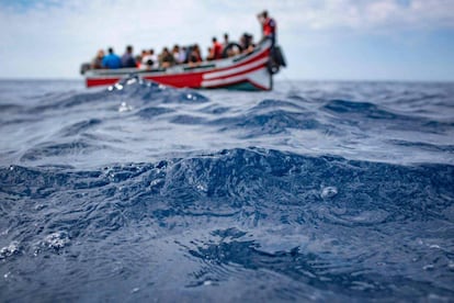 Rescate de una patera en el Estrecho. 