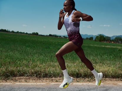 La atleta Hellen Obiri, miembro del On Athletics Club, campeona del maratón de Nueva York 2025, bronce en París en los JJ. OO. 2024 y plata en los de Tokio y Río de Janeiro, con las LightSpray Cloudboom Strike 2.