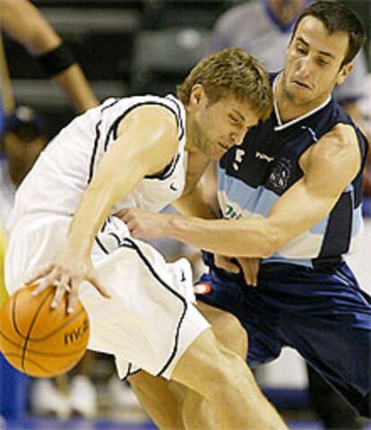 El alemán Pesic (izda.) intenta llevarse el balón ante el argentino Ginobili.